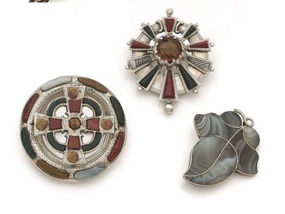 null Suite de 3 broches en argent : la 1re en forme de feuille d’érable sertie d’agates...