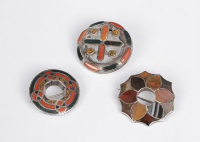 null Suite de 3 broches circulaires en argent : la 1re ornée de motifs celtiques...
