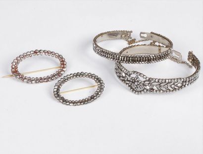 null Suite de 4 bijoux en acier : 2 bracelets ouvrant dont l’un agrémenté d’une fleurette...