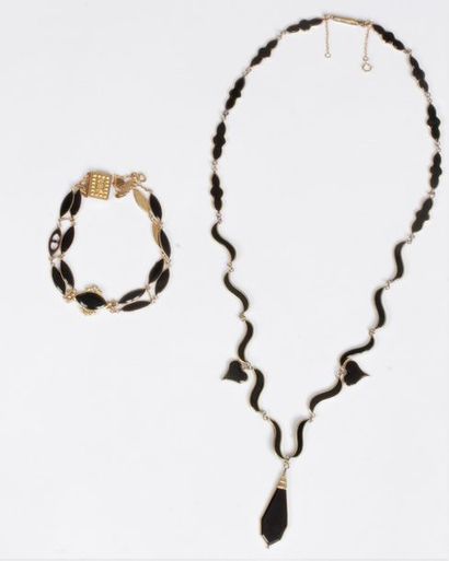 null Suite de deux bijoux ornés d’onyx : un collier en métal articulé de motifs allongés,...