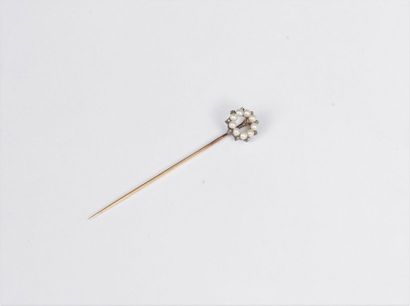 null Épingle de revers en or 18K (750) et argent, sommée d’une couronne de perles...