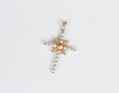 null Pendentif croix en or 18K (750), sertie de petites perles fines. Travail français...