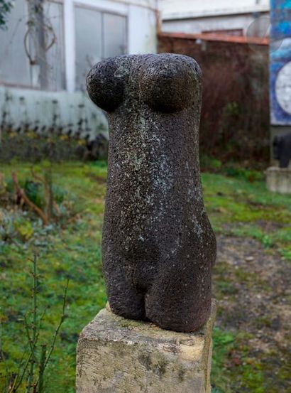 null ACHIAM (1916-2005)
Torse de jeune fille, 1989
Sculpture en basalte - Taille...