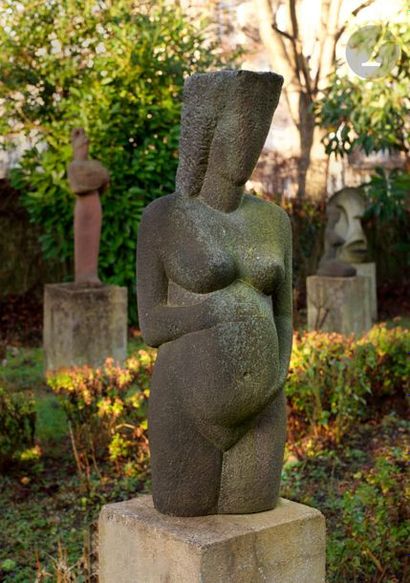 null ACHIAM (1916-2005)
Femme enceinte, 1952
Sculpture en basalte - Taille directe.
Non...