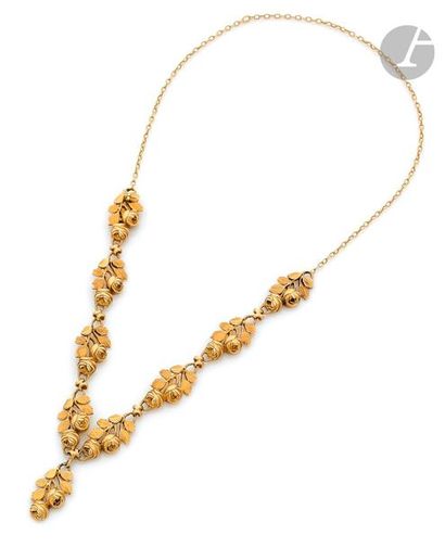 null Collier en or 18K (750), orné de roses ciselées. Travail français du début du...