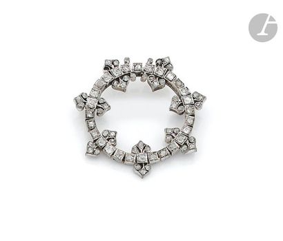 null Broche circulaire en métal, agrémentée de diamants de taille ancienne et taillés...