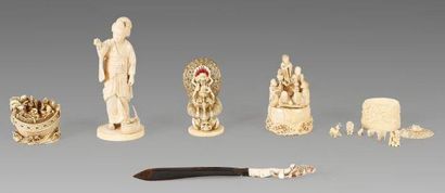 null Okimono en ivoire à patine jaune, Bouddha accompagné de trois raka, deux moines,...