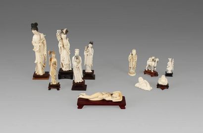 null Ensemble de cinq petites statuettes et okimono en ivoire, dont deux Budai, pêcheur...