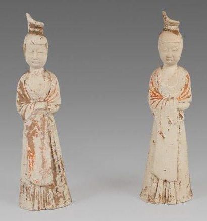 Céramique de la Chine, époque TANG (618-907) Deux statuettes de dame de cour en terre...