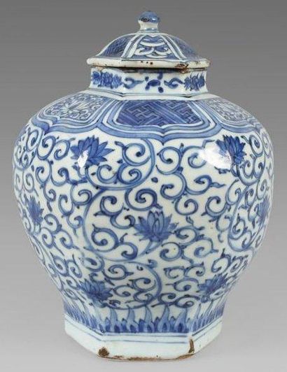 Céramique de la Chine, époque MING (1368 - 1644) Potiche couverte de forme légèrement...