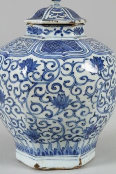 Céramique de la Chine, époque MING (1368 - 1644) Potiche couverte de forme légèrement...