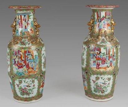 Céramique de la Chine, XIXe siècle Paire de vases balustres en porcelaine décorée...