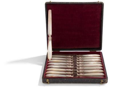 null CHEVROTON EUGENE, 1875 - 1887

Dix-huit couteaux à dessert, lames en argent...