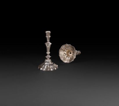 null CARCASSONNE 1765 - 1770

Paire de flambeaux en argent à base polylobée et doucines,...
