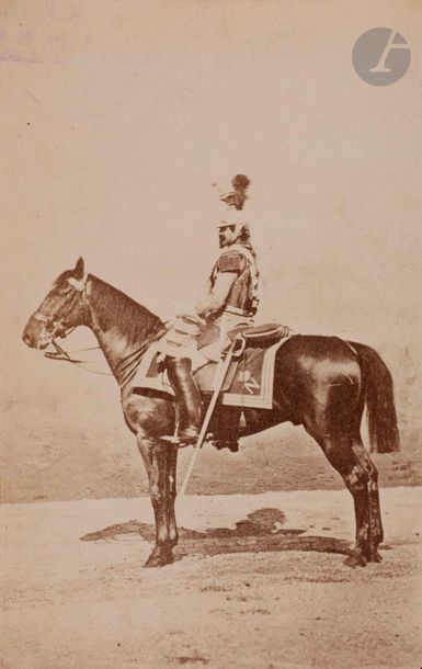 null Photographe non identifié

Le brigadier Page, à cheval de grande tenue de profil,...