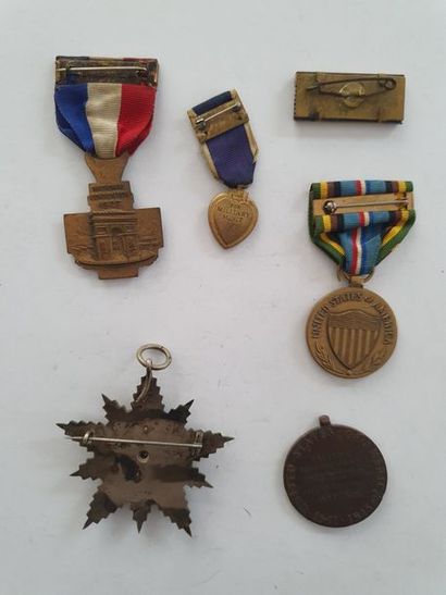 null USA – ROYAUME-UNI 
6 médailles et barrettes dont insigne émaillé de l’American...
