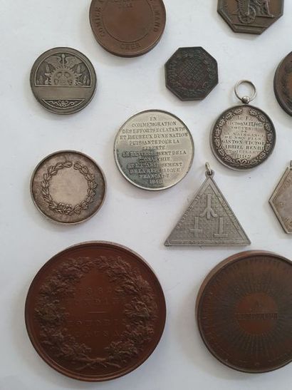 null TABLE MEDALS A set of
 33 table medals including 5 silver and 5
 awarded.

...