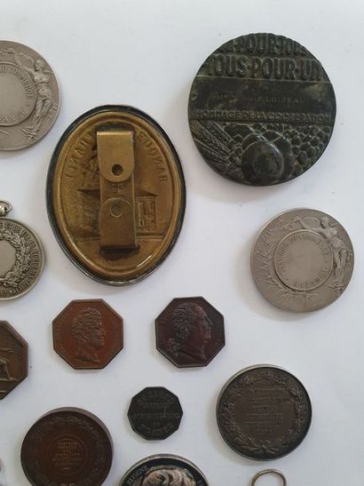  TABLE MEDALS A set of 33 table medals including 5 silver and 5 awarded. Masonic...