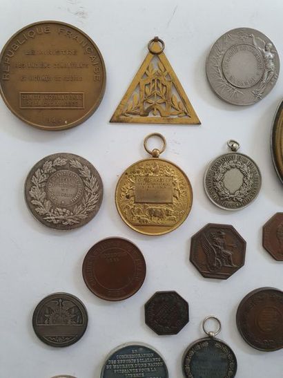 null TABLE MEDALS A set of
 33 table medals including 5 silver and 5
 awarded.

...