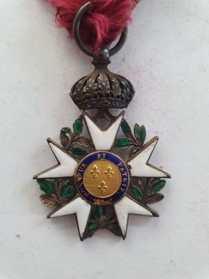 null FRANCE 
ORDRE DE LA LÉGION D’HONNEUR 
Croix de chevalier du 2e type à couronne...