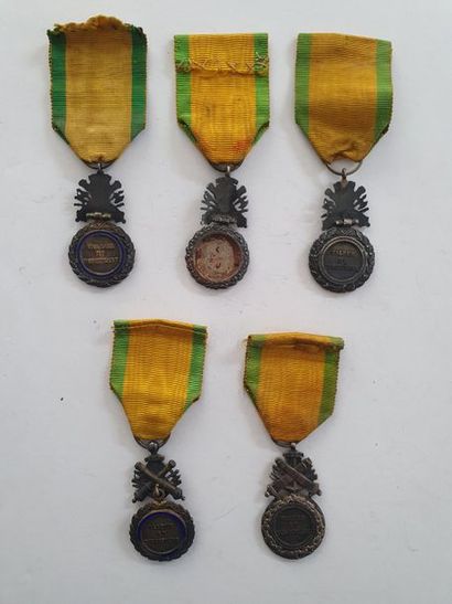 null FRANCE 
MÉDAILLE MILITAIRE 
Ensemble de cinq médailles militaires IIIe République...