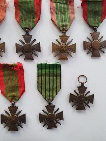 null FRANCROIX
 DE GUERRE 39-45
 and miscellaneousSet of

 11 medals: seven war crosses,...