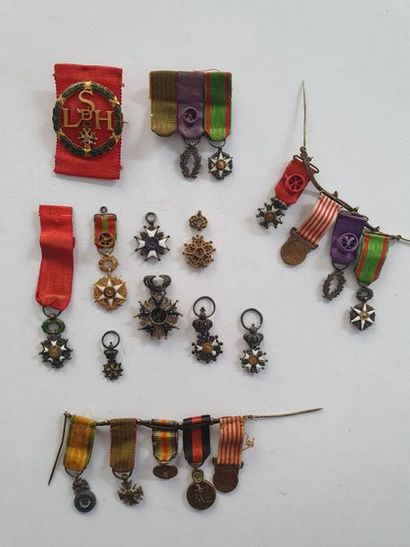 MISCELLANEOUS Set of miniatures comprising...