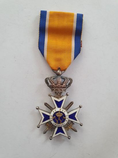 null PAYS-BAS
ORDRE D’ORANGE - NASSAU
Croix de chevalier à titre militaire. 
En vermeil,...