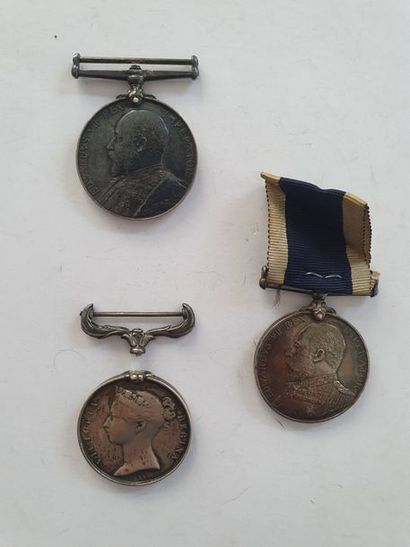 null ROYAUME-UNI
Une médaille de Crimée en argent (bélière cassée) et deux médailles...