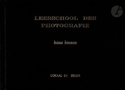 null BIEZEN, HANS (1947) [Signed]
Leerschool der Photografie.
Lokal 01, Breda, 1993.
In-8...