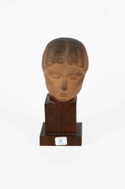 Jeanne Poupelet (1878-1932) Tête de femme. Terre cuite. Signée. Hauteur: 11 cm. Socle....