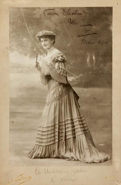 Charlotte LYSÈS (1877-1956) Photographie avec dédicace autographe signée, 1904. Épreuve...