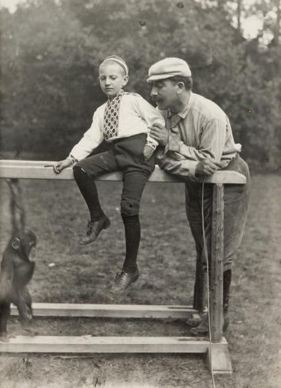 [Sacha GUITRY] Photographie de Sacha Guitry enfant avec son père. 22,5 x 16,5 cm....