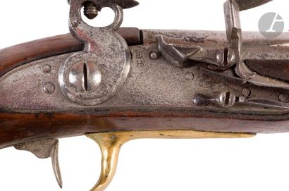null Pistolet d’arçon à silex modèle 1763-66. 
Canon rond, poinçonné, à méplat au...
