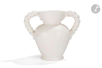 null TRAVAIL DES ANNÉES 1940/1950

Vase balustre en céramique émaillée blanc à deux...