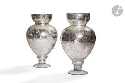 null TRAVAIL MODERNE 

Paire de vases balustres en verre églomisé partiellement argenté....