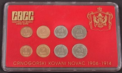 null PAYS ETRANGERS. Serbie. 2002 . 2 séries de 4 pièces, de 1 à 20 para. 
Coque...