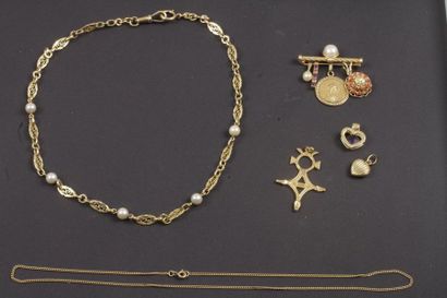 null Lot de bijoux en or (18 K): 
collier avec perles, chaine avec cinq pendentifs...