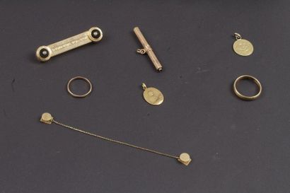 null Lot de bijoux en or (18 K): 
deux médailles religieuses, deux alliances, une...
