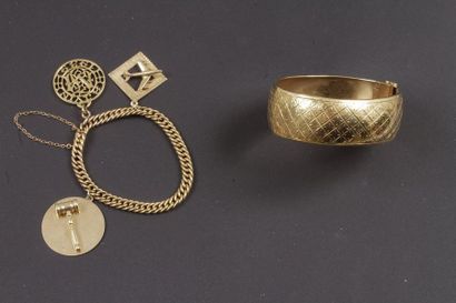 null Lot de bijoux en or jaune comprenant :
- un bracelet rigide (18K). Poids : 37...