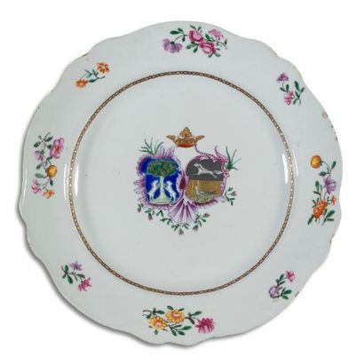 null China (Compagnie des Indes
)Plate with contoured rim in porcelain with polychrome...