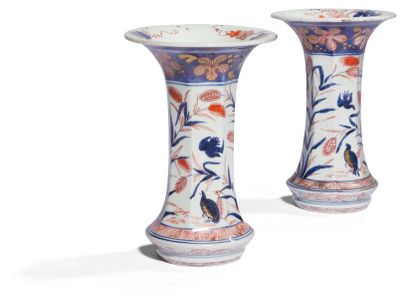 null Japon
Paire de vases de forme cornet à décor bleu, rouge et or dit Imari de...