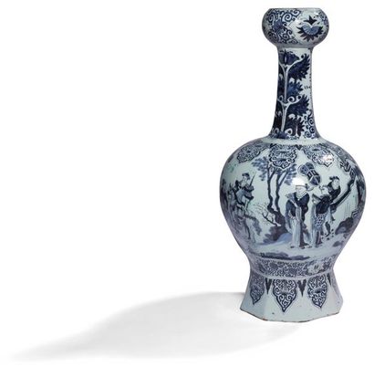 null Delft
Vase de forme balustre en faïence à décor en camaïeu bleu de Chinois dans...