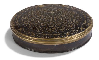 null Boîte de forme ovale en écaille de tortue piquée d’or à décor d’une large coquille ;...