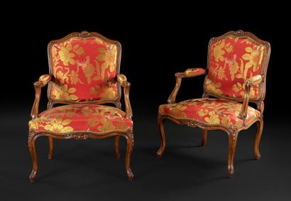 null Pair of moulded and carved walnut armchairs with flat back and decoration of...