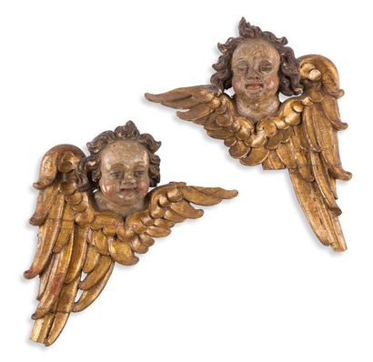 null Deux têtes d’ange ailés en bois peint et doré ; (accidents, restaurations et...