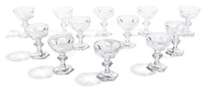 null Douze coupes à champagne en cristal de Baccarat, modèle Harcourt 1841.
XXe siècle.
H :...
