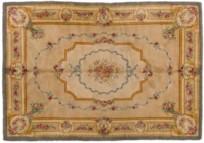 null Savonnerie d'Aubusson, 
early 20th
centuryCarpet 

decorated with a large central...