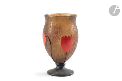 null DAUM NANCY 
The 4
tulipsHorn
vase
resting on a pedestal.
Frosted brown smoked...
