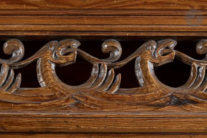 null 
NORWEGIAN WORK CIRCA 1900 - DRAGESTIL MOVEMENT

Bench seat in stained Norway...